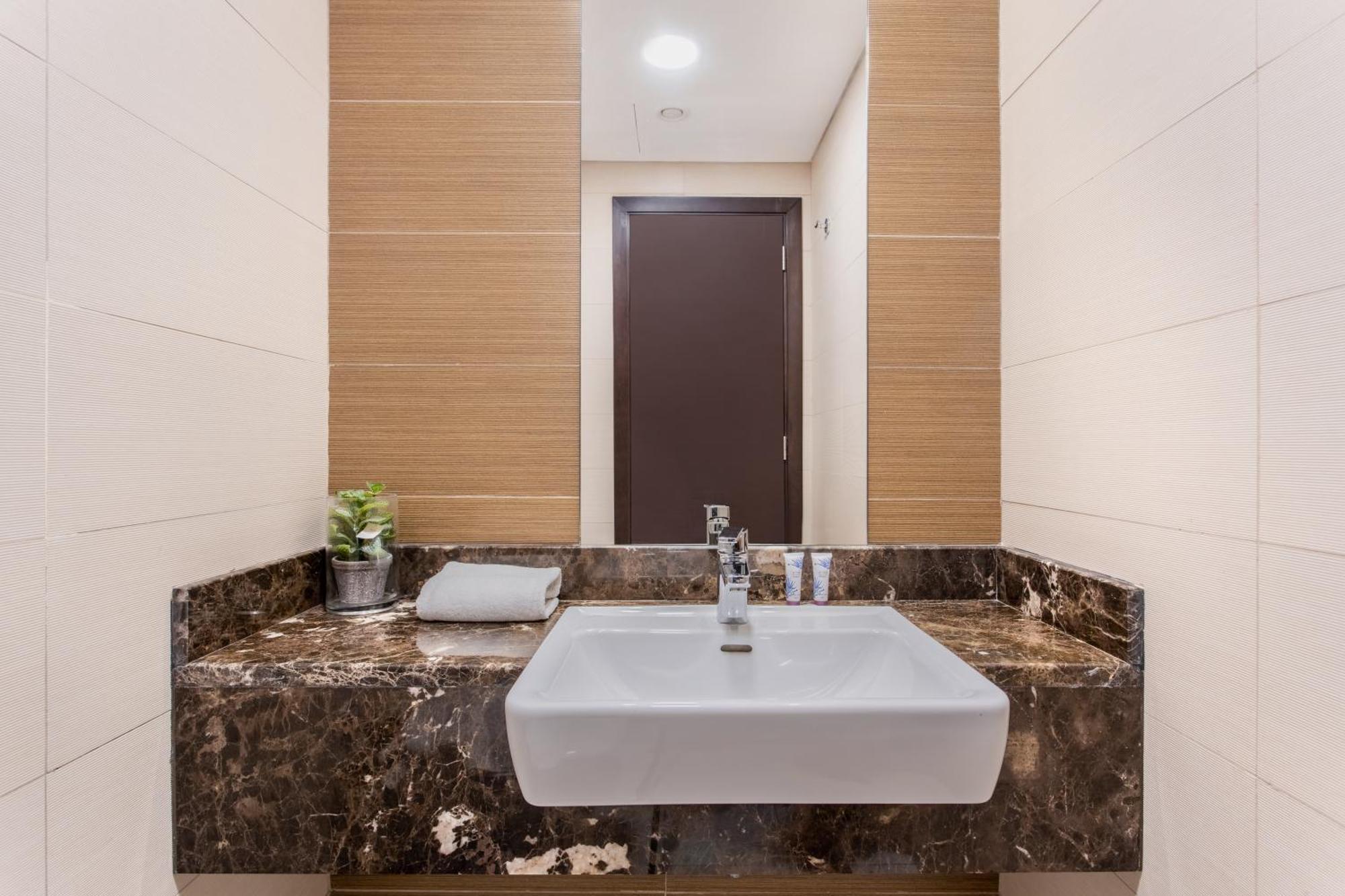 Апартаменты Icon Casa Living - Sparkle Tower 1 Дубай Экстерьер фото